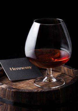 Londra, İngiltere - 04 Eylül 2018: Cam, Hennessy konyak ile ahşap üzerine özgün bardak altlığı.