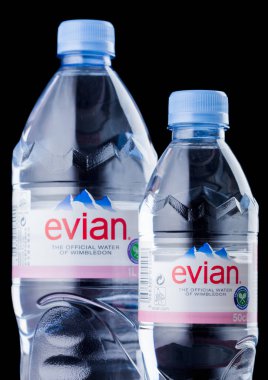 Londra, İngiltere - 03 Eylül 2018: Siyah plastik şişe Evian doğal maden suyu. Fransa'da yapılan