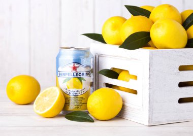 Londra, İngiltere - 03 Eylül 2018: Alüminyum can San Pellegrino köpüklü, limon soda İçecek beyaz kutu içinde taze limon ile ahşap arka plan üzerinde.