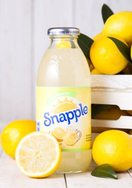 Londra, İngiltere - 03 Eylül 2018: Snapple şişe limon suyu taze limon ahşap kutusunda ahşap zemin üzerine. Snapple, Dr Pepper Snapple Amerika'da bağlı grup ürünü