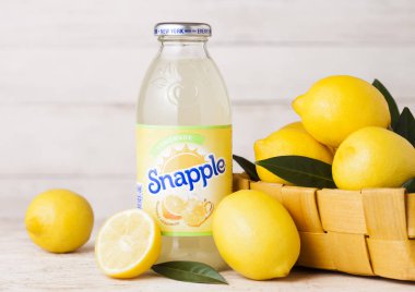 Londra, İngiltere - 03 Eylül 2018: Ahşap arka plan bambu sepet içinde taze limon Snapple şişe limon suyu. Snapple, Dr Pepper Snapple Amerika'da bağlı grup ürünü