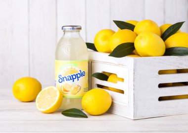 Londra, İngiltere - 03 Eylül 2018: Snapple şişe limon suyu taze limon ahşap kutusunda ahşap zemin üzerine. Snapple, Dr Pepper Snapple Amerika'da bağlı grup ürünü