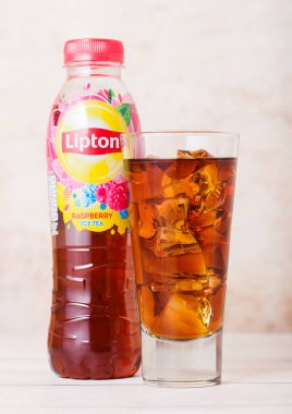 Londra, İngiltere - 03 Eylül 2018: Plastik şişe ve kadeh buz ile Lipton Icetea ile ahşap üzerine Çilek lezzet.