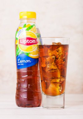 LONDON, İngiltere - SEPTEMBER 03, 2018: Limon aromalı buzlu plastik şişe ve cam.