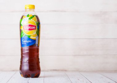 Londra, İngiltere - 03 Eylül 2018: Lipton Icetea plastik şişe ile ahşap üzerine limon lezzet.