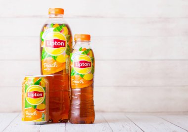 LONDON, İngiltere - SEPTEMBER 03, 2018: Alüminyum kutu ve şeftali aromalı plastik Lipton Ice Tea.