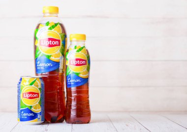 LONDON, İngiltere - SEPTEMBER 03, 2018: Alüminyum kutu ve limon aromalı plastik Lipton Ice Tea.