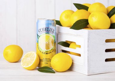 Londra, İngiltere - 27 Nisan 2018: Alüminyum kutu St.Helier köpüklü limon soda içecek ahşap kutusunda taze limon ile ahşap arka plan üzerinde.