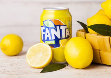 Londra, İngiltere - 27 Nisan 2018: Alüminyum Fanta Lemon meşrubat bambu sepet içinde taze limon ile olabilir. Popüler meyve aromalı gazlı alkolsüz içecek Fanta olduğunu.