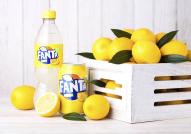 Londra, İngiltere - 27 Nisan 2018: Plastik şişe ve alüminyum Fanta Lemon alkolsüz içecek beyaz kutu içinde taze limon ile olabilir. Popüler meyve aromalı gazlı alkolsüz içecek Fanta olduğunu.