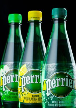 Londra, İngiltere - 03 Eylül 2018: Perrier şişe maden suyu siyah arka plan üzerine. Perrier doğal şişe maden suyu dünya çapında satılan Fransız bir markasıdır..