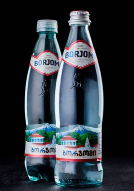 Londra, İngiltere - 03 Eylül 2018: Blackn arka plan Borjomi şişe köpüklü maden suyu. Borjomi Gürcistan tarihi.