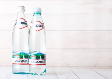 Londra, İngiltere - 03 Eylül 2018: Ahşap arka plan Borjomi şişe köpüklü maden suyu. Borjomi Gürcistan tarihi.