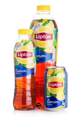 Londra, İngiltere - 03 Eylül 2018: Alüminyum kutu ve Lipton Icetea plastik şişe limon lezzet beyaz ile.