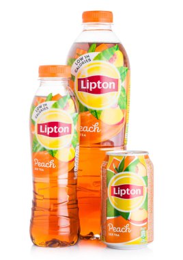 Londra, İngiltere - 03 Eylül 2018: Alüminyum kutu ve Lipton Icetea plastik şişe beyaz şeftali tadı ile.