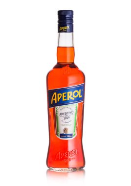 Londra, İngiltere - 03 Eylül 2018: Şişe Aperol Aperitivo yaz kokteyl içeceği beyaz arka plan üzerinde.