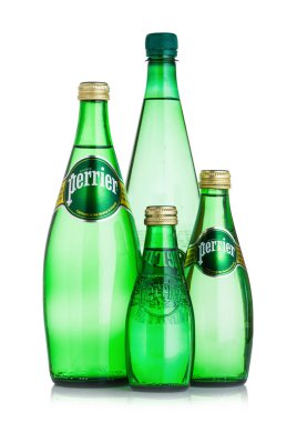 Londra, İngiltere - 03 Eylül 2018: Perrier şişe maden suyu. Perrier doğal şişe maden suyu dünya çapında satılan Fransız bir markasıdır..