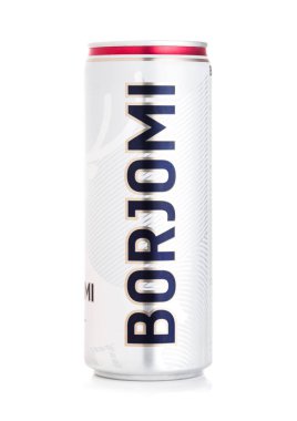 Londra, İngiltere - 03 Eylül 2018: Borjomi köpüklü maden suyu beyaz zemin üzerine alüminyum olabilir. Borjomi Gürcistan tarihi.
