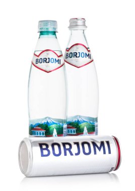 Londra, İngiltere - 03 Eylül 2018: Borjomi köpüklü maden suyu beyaz arka plan üzerinde şişe ve alüminyum olabilir. Borjomi Gürcistan tarihi.