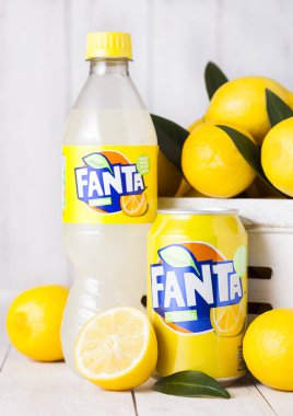 Londra, İngiltere - 27 Nisan 2018: Plastik şişe ve alüminyum Fanta Lemon alkolsüz içecek beyaz kutu içinde taze limon ile olabilir. Popüler meyve aromalı gazlı alkolsüz içecek Fanta olduğunu.