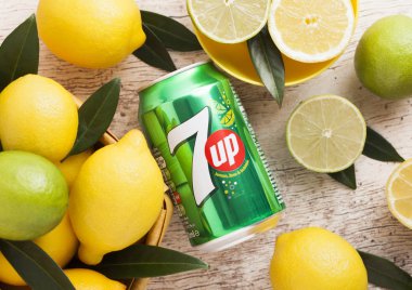Londra, İngiltere - 27 Nisan 2018: Alüminyum 7up limonata soda İçecek taze limon ve limes ile olabilir. Bu ferahlık içki üretmek Pepsi şirket.