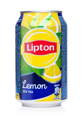 Londra, İngiltere - 10 Ağustos 2018: Alüminyum kutu Lipton Icetea beyaz üzerine limon lezzet ile.