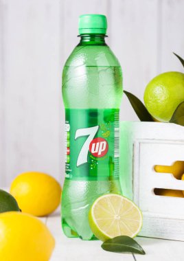 LONDON, İngiltere - 27 Nisan 2018: Taze limon ve limonlu 7UP limonata içeceği plastik şişe. Bu içecek Pepsi şirketini üretiyor.