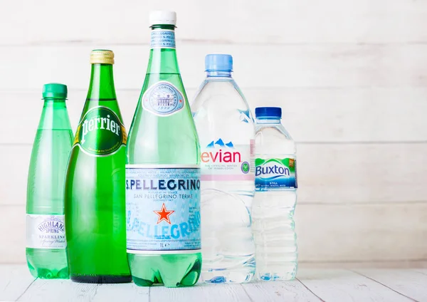 Londra, İngiltere - 03 Eylül 2018: Şişe Evian Perrier ve Sanellegrino su ahşap üzerine. Fransa'da yapılan