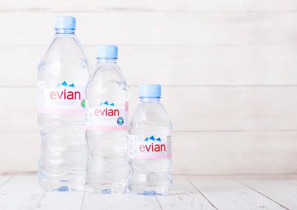 Londyn Wielka Brytania Września 2018 Plastikowe Butelki Evian Naturalnej Wody — Zdjęcie stockowe