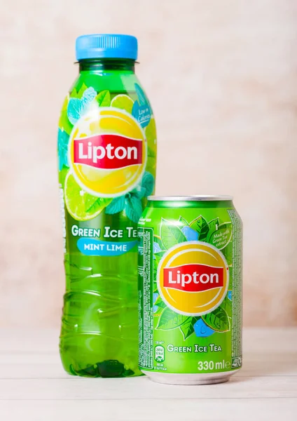 Londra, İngiltere - 03 Eylül 2018: Alüminyum kutu ve plastik şişe Lipton Ice yeşil çay, ahşap üzerine.