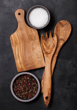 Zeytin ahşap mutfak eşyaları taş kesme tahtası ile arka plan masa. Üstten görünüm.