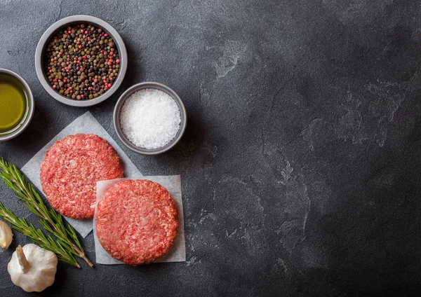 Surowego Mielonego Grill Domowe Hamburgery Wołowiny Ziół Przypraw Widok Góry — Zdjęcie stockowe