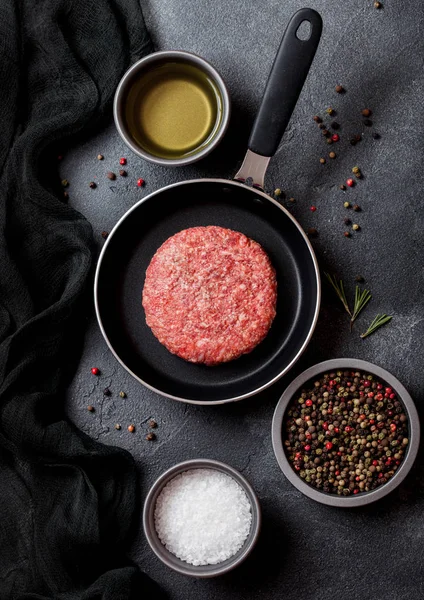 Rauw Gehakt Zelfgemaakte Barbecue Rundvlees Hamburger Koekenpan Bovenaanzicht Met Peper — Stockfoto