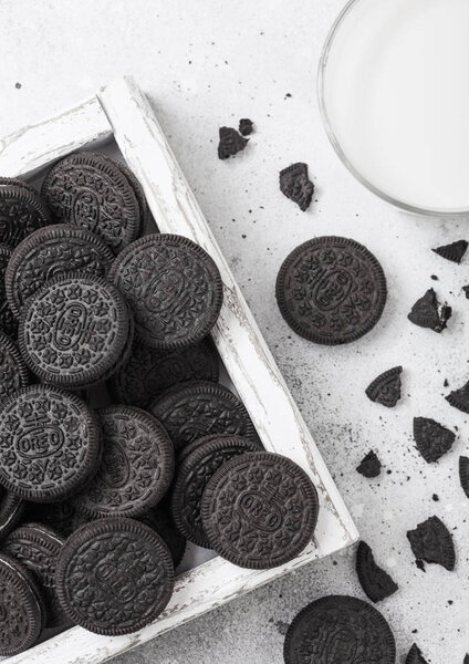 ЛОНДОН, Великобритания - 05 сентября 2018 года: печенье Oreo со стаканом молока на кухонном фоне
.