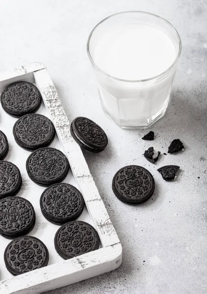 Szendvics Fekete Cookie Álló Két Csokoládé Ostya Kitöltése Pohár Tejet — Stock Fotó