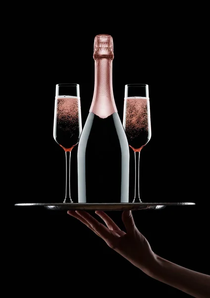 Hand Hält Tablett Mit Rosa Rose Champagnerflasche Und Gläser Mit — Stockfoto