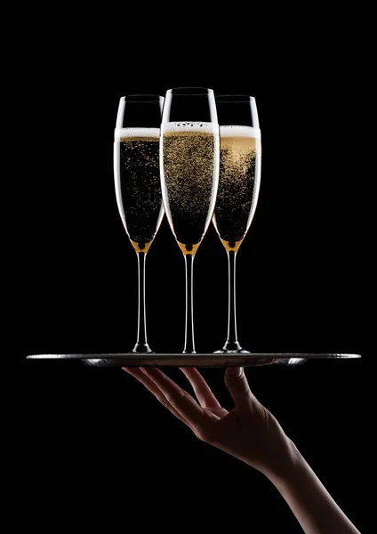 Hand Houdt Lade Met Gele Champagneglazen Met Bubbels Zwarte Achtergrond — Stockfoto