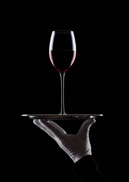 Hand Mit Handschuh Hält Tablett Mit Glas Rotwein Auf Schwarzem — Stockfoto