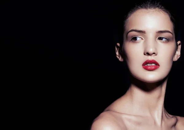 Piękno Makijaż Moda Model Czerwonymi Ustami Profil Czarnym Tle Studio — Zdjęcie stockowe