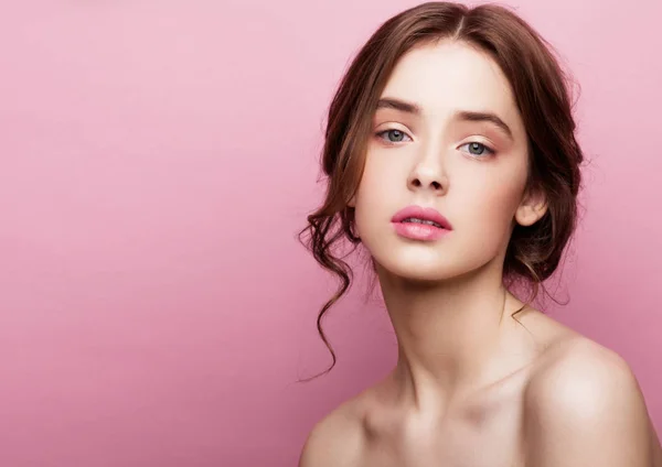 Belleza Lindo Modelo Moda Con Maquillaje Natural Sobre Fondo Rosa —  Fotos de Stock