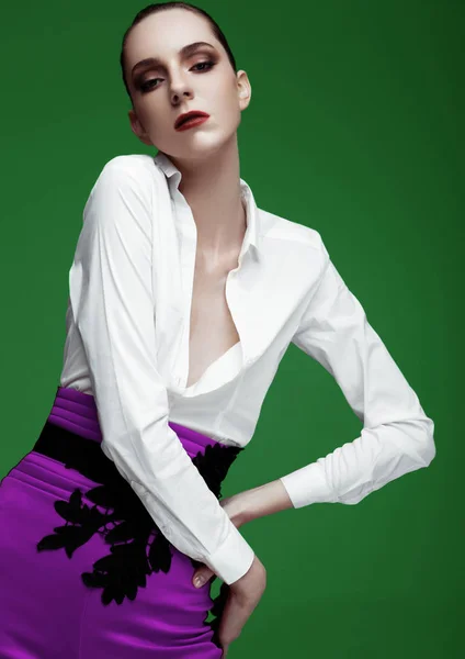 Όμορφη Μόδας Μοντέλο Φοράει Μωβ Παντελόνι Και Λευκό Πουκάμισο Πράσινο — Φωτογραφία Αρχείου