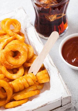 Kızartma fast food snack ketçap ve bardak kola mutfak zemin üzerine ahşap tahta üzerinde. Sağlıksız abur cubur