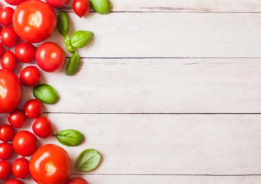 Asma organik domates fesleğen üzerinde beyaz mutfak ile woden arka plan