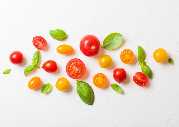 Mini Tomates Orgânicos Com Manjericão Pimenta Fundo Cozinha Pedra — Fotografia de Stock