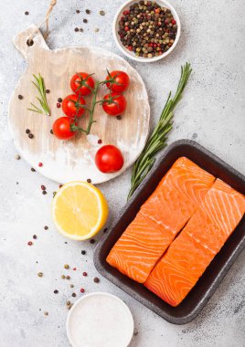 Taze somon dilimi yağ domates ve limon taş mutfak arka plan üzerinde Plastik Konteyner