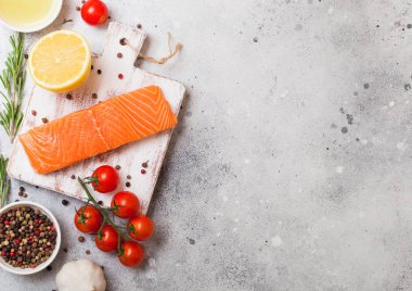 Taze somon dilimi yağ domates ve limon taş mutfak arka plan üzerinde Plastik Konteyner