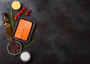 Taze somon dilimi yağ domates ve limon taş mutfak arka plan üzerinde Plastik Konteyner