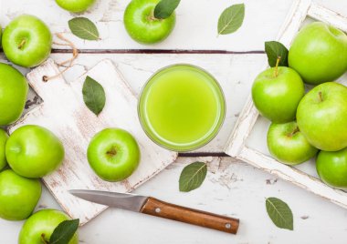 Bardak taze organik elma suyu granny smith yeşil elma kutusunda tahta arka plan ile. 