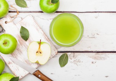 Bardak taze organik elma suyu granny smith ve ahşap arka plan üzerinde İngiliz bramley elma ile. 