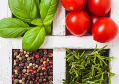 Organik kiraz domates fesleğen ve biber ve biberiye taş zemin üzerine beyaz ahşap kutusunda.